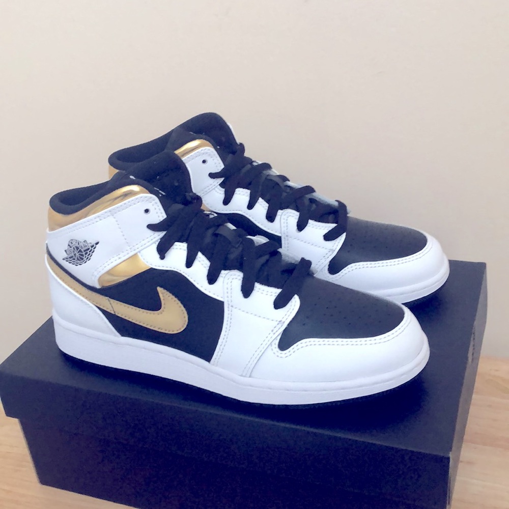 🖤💛NIKE AIR JORDAN 1 MID GS SNEAKERS💛🖤 - Picture 3 of 13